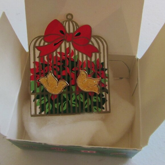 Avon 1988 Shimmering Dove Pierced Earrings NIB - Picture 4 of 10